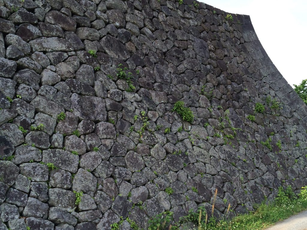 岡城本丸の石垣車軸築、広く高い石垣