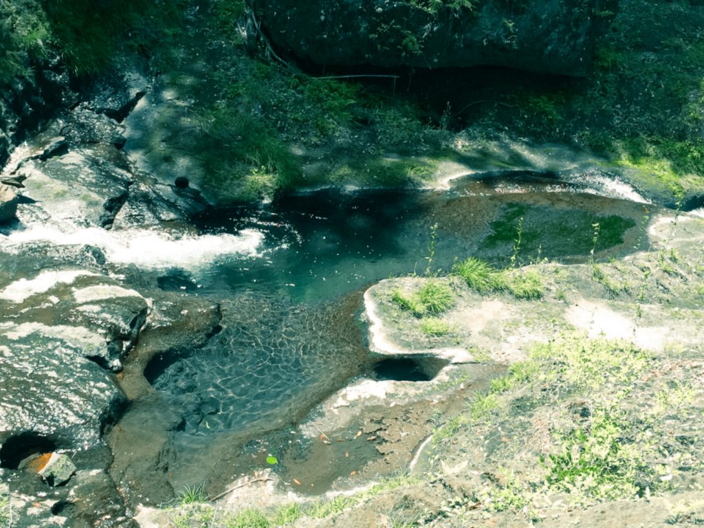 白水の滝下の淵