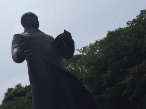 茶屋辻近くに生家のあった廣瀬武夫の像（竹田市立歴史資料館）