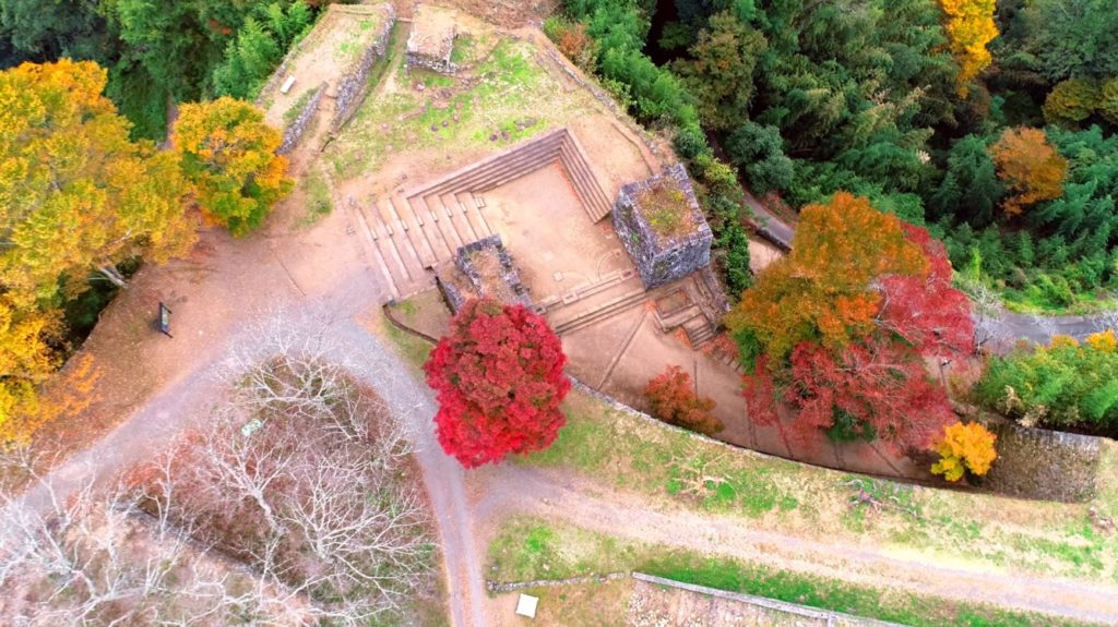 深まる美しい紅葉が彩る天空の石垣 岡城 ドローン映像4K 20181101 Okajou castle that was colored by Autumn leaves